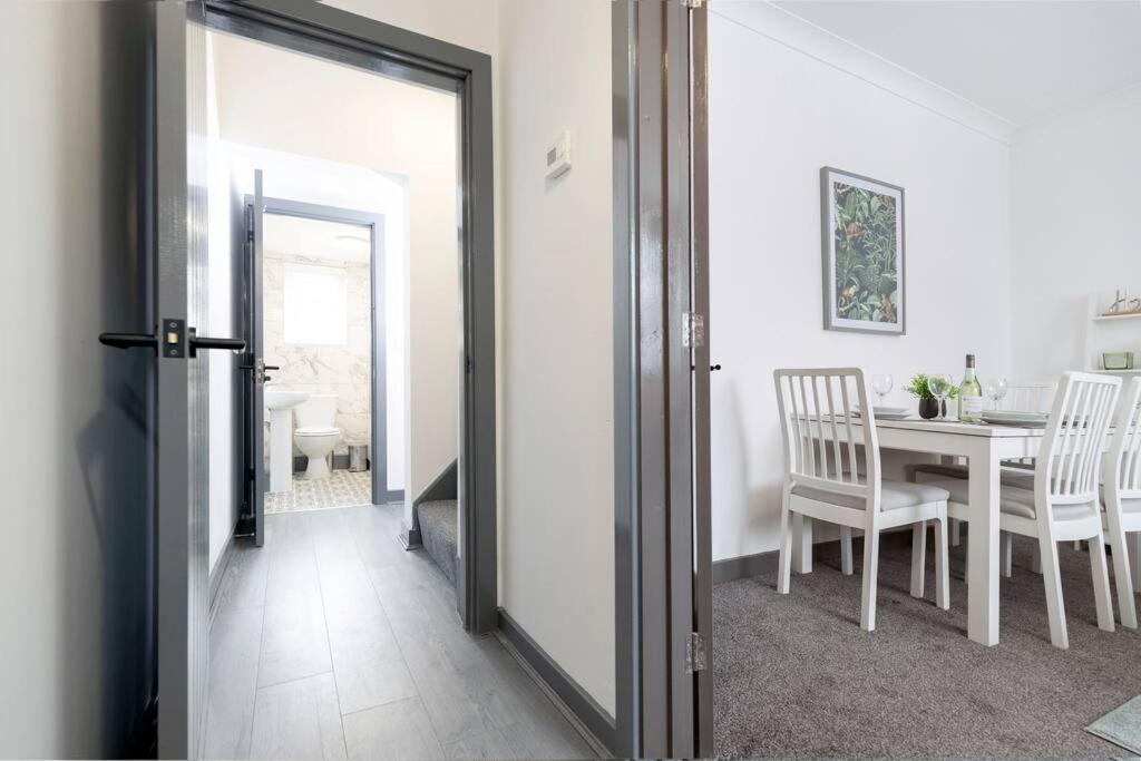 Modern Centrally Located 3 Bed Property With Tvs In Each Bedroom Super Fast Wifi And Crisp White Hotel Linen Hosted By Our Home Short Stays Darlington (Durham) Exterior foto
