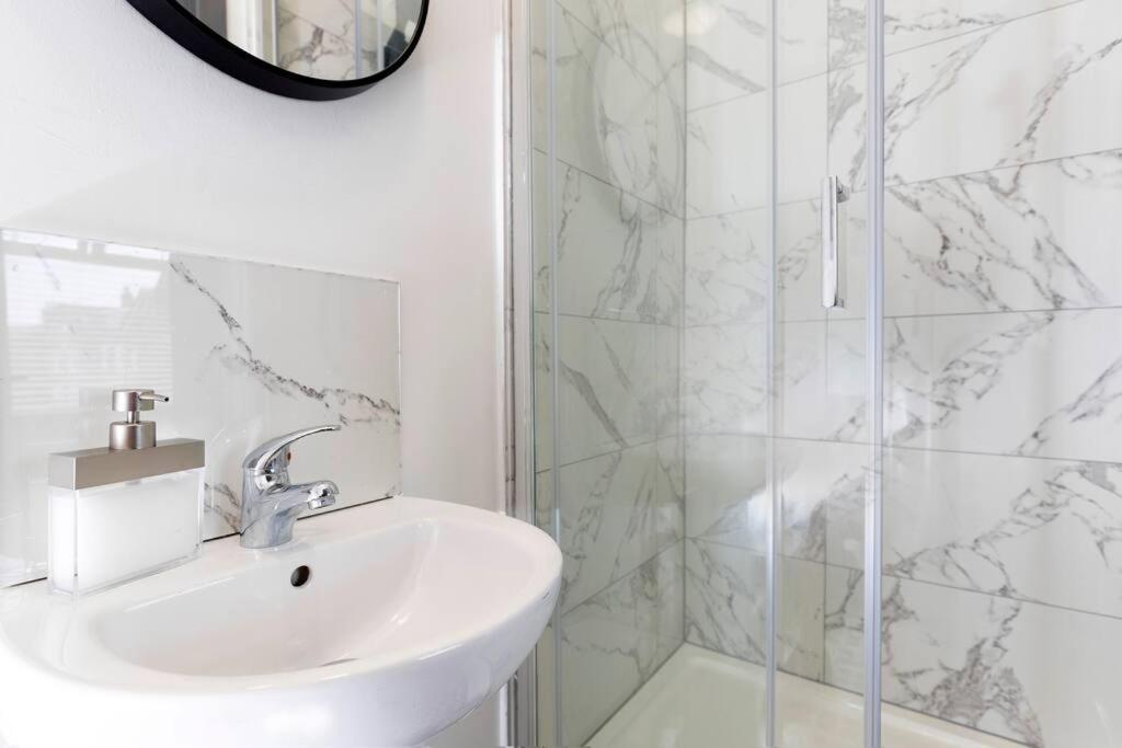 Modern Centrally Located 3 Bed Property With Tvs In Each Bedroom Super Fast Wifi And Crisp White Hotel Linen Hosted By Our Home Short Stays Darlington (Durham) Exterior foto